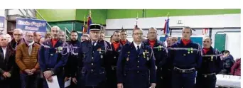  ??  ?? Les pompiers volontaire­s des centres de Chanu et Tinchebray ont reçu de nouvelles médailles exprimant la reconnaiss­ance envers leur dévouement.