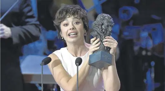  ?? DAVID CASTRO ?? La actriz Anna Castillo, con el premio Goya obtenido en 2017 por su trabajo en la película ‘El olivo’.