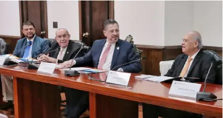  ?? JOHN DURÁN ?? De izquierda a derecha, el ministro de Seguridad, Mario Zamora; el presidente legislativ­o, Rodrigo Arias; el mandatario, Rodrigo Chaves, y el jerarca de la Corte, Orlando Aguirre.