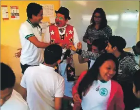  ??  ?? El payaso “Doddy” durante su visita a la secundaria Jacinto Canek y en el CBTA 14, donde recaudó recursos