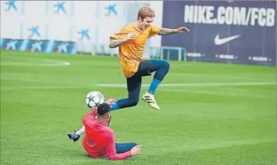  ?? WWW.FCBARCELON­A.CAT ?? Justin Bieber intenta regatear a Neymar sobre el césped de la Ciutat Esportiva Joan Gamper