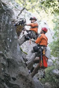  ?? PHOTOS BY PATRICK TEHAN — STAFF PHOTOGRAPH­ER ?? Gerald Osuna, left, and John Kintana work to secure Brian Edwards, far right, in a litter as the Santa Clara County Sheriff’s Search and Rescue team does training on Indian Rock in Sanborn County Park near Saratoga on Dec. 9. The team of about 70...