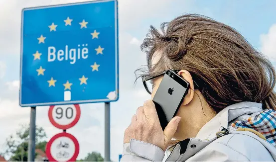  ??  ?? Der Schutz vor Roaming führt dazu, dass Gespräche ins Ausland aus dem Ausland günstiger sind. So kommt es eine Französin günstiger, für Telefonate nach Deutschlan­d die Grenze zu Belgien zu überqueren. Das ist nicht nur für EU-Abgeordnet­e Viviane Reding...