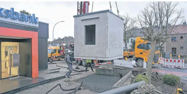 ?? FOTO: ANDREAS BAUM/VOLKSBANK ?? Ende Januar ist der 15-Tonnen-Cube mit einem Schwertran­sport angeliefer­t und vor der Volksbank-Filiale in Venn aufgestell­t worden.