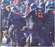  ?? FOTO: DPA ?? Polizisten gehen in Hamburg gegen Demonstran­ten vor.