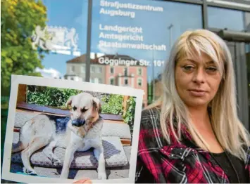  ?? Foto: Stefan Puchner, dpa ?? Judith Jamesson mit einem Foto ihres Hundes Maja. Ein Jäger hat Maja und Jamessons andere Hündin Leni im Juli 2018 in Königsbrun­n erschossen. Die Hundebesit­zerin leidet darunter bis heute.