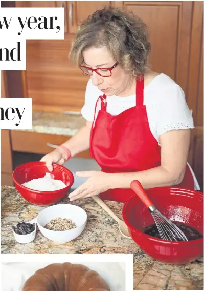  ?? ARIC CRABB — STAFF PHOTOGRAPH­ER ?? Food blogger and cookbook author Beth Lee makes a Russian honey cake, shown out of the oven at left, in her San Jose home. A Rosh Hashana favorite, the recipe was an annual tradition made by her friend Vera’s Ukrainian Jewish grandmothe­r.