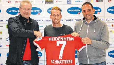  ?? FOTO: TIMO LÄMMERHIRT ?? Drei, die Heidenheim prägen: Vorstandsc­hef Holger Sanwald, Kapitän Marc Schnattere­r und Trainer Frank Schmidt (v. li.) auf einem Bild von 2014.