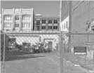  ?? JOSEPH GERTH/COURIER JOURNAL ?? Businesses along Fourth Street in downtown Louisville are unable to access dumpsters they had used in this alley because the lot’s owner has fenced it off.