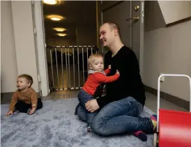  ??  ?? Vega Troff kryper upp i knät hos pappa Sebastian Troff och tankar lite närhet efter en utflykt bland kompisarna.