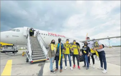  ??  ?? Varios aficionado­s del Villarreal a la llegada al aeropuerto de Gdansk.