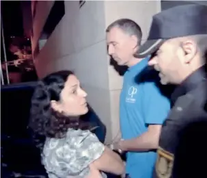  ??  ?? La polizia spagnola In alto, a Malaga, il momento dell’arresto di Brett e Naghemeh King avvenuto il 31 agosto scorso. Ieri i coniugi sono tornati in libertà (Photomasi)