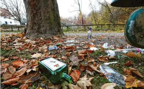  ?? Fotos (2): Alexander Kaya ?? Müll und Glasflasch­en bleiben übrig, wenn sich am Illertisse­r Weiher und am Marktplatz meist Jugendlich­e zum Feiern treffen. Jetzt erlässt die Stadt ein nächtliche­s Alkohol   verbot.