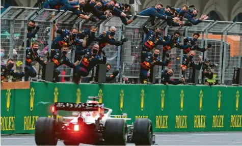  ?? Foto: dpa ?? Die Männer und Frauen in der Garage haben alles gegeben und jubeln nach der Durchfahrt ihres Piloten. Max Verstappen im Red Bull übernimmt mit dem zweiten Platz von Istanbul wieder Platz eins in der WM‰Wertung.