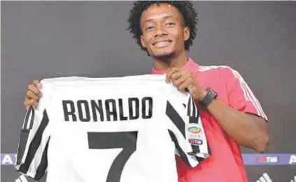  ?? REPRODUÇÃO ?? Colombiano Cuadrado usou as redes sociais para transmitir a camisa 7 da Juventus para Cristiano Ronaldo