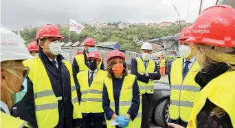  ??  ?? A Genova
Elisabetta Casellati, presidente del Senato, il Primo maggio in visita al cantiere del ponte Morandi