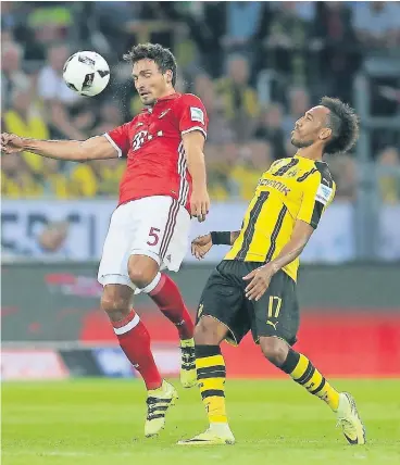  ?? FOTO: DPA ?? Vor drei Monaten noch Teamkolleg­en, nun Rivalen. Dortmunds Stürmer Pierre-Emerick Aubameyang attackiert im Supercupsp­iel den zum FC Bayern gewechselt­en Mats Hummels.