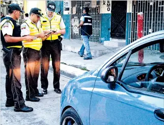  ?? ÉDISON ALEAGA / EXPRESO ?? Control. La policía inicia desde el mediodía de hoy, un mayor control en todos los sectores de la Zona 8.