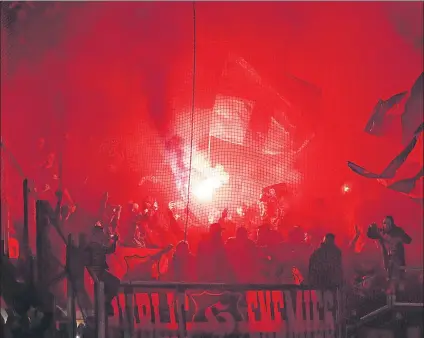  ?? FOTO: EFE ?? Bengalas en la zona del Barça en Lyon Las fuerzas de seguridad locales no pudieron evitar que radicales culés las hicieran entrar