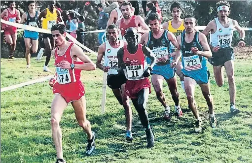  ?? FELIPE VILLAZÁN ?? Pedro Nimo, primero; en el grupo, también de rojo, Alejandro Gómez, el 2005