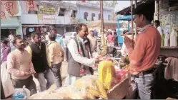  ?? Maulshree Seth ?? Sahab Singh Pasi (Congress) greets a voter.