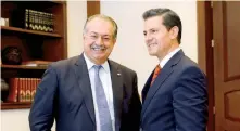  ??  ?? Enrique Peña Nieto (der.) recibió en privado, en la Residencia Oficial de Los Pinos, al director general de DowDuPont, Andrew N. Liveris.