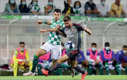  ??  ?? 20.08.2021
Rosic (Moreirense) tenta opor-se à ação de Mario González (Sp. Braga), em lance do jogo de ontem