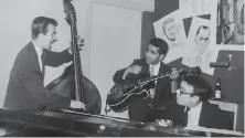  ?? Erin Zaruba ?? Dean Reilly (left), who was comfortabl­e in his role as sideman, jams with guitarist Eddie Duran and pianist Vince Guaraldi.