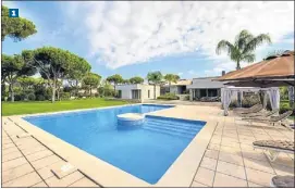  ??  ?? 1 En el corazón de la urbanizaci­ón de Vilamoura se vende esta espectacul­ar villa privada, de más de 700 m2, por 3 millones de euros
1