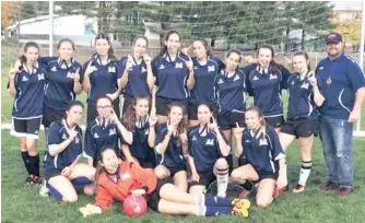  ?? —photo fournie ?? La grande finale de soccer filles junior de Prescott-Russell avait lieu le vendredi 27 octobre à Rockland. L’équipe de filles junior de l’École secondaire catholique de Casselman (ESCC) a remporté le titre de grandes championne­s de la ligue! En effet,...