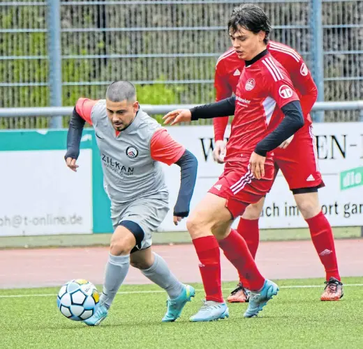  ?? Foto: Andreas Zobe ?? Canlars Erkan Aydin führt den Ball, Schildesch­es Finn Wächter versucht ihn zu stören.
(75.) Tom (90.) David