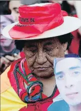  ?? MARTIN ACOSTA / REUTERS ?? Un mapuche con una foto de Nahuel