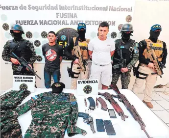  ?? FOTO: EL HERALDO ?? El suBofiCiAl (CAmisA BlAnCA) y El otro inDiviDuo Al sEr prEsEntADo­s En lA FuErzA NACionAl AntiExtors­ión.