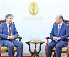  ?? ?? Civil service minister Hun Many (right) meets with EU ambassador to Cambodia Igor Driesmans at the ministry in Phnom Penh on January 17.