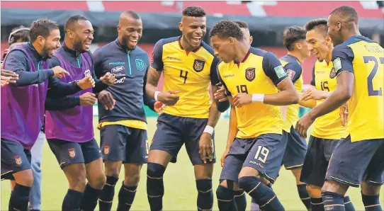  ?? JOSÉ JÁCOME / AFP ?? Alegría. El extremo derecho Gonzalo Plata baila tras anotar el cuarto gol de la selección nacional contra Uruguay, ante la algarabía de sus compañeros. Ese gol liquidó el pleito ayer en el estadio Rodrigo Paz Delgado.