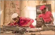  ?? NETFLIX ?? Grandmaste­r Flash (Mamoudie Athie) teaches Shaolin Fantastic (Shameik Moore) how to do his “quick mix theory” on the turntables in “The Get Down.”