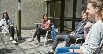  ?? Fotos: Vanessa Polednia ?? Mona Wöhrl, Lena Leger, Luis Urbainczyk und Franziska König (von links) genießen die Sonne auf der Terrasse ihres Studenten‰ wohnheims.