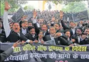  ?? DEEPAK GUPTA/HT PHOTO ?? Lawyers staging protest in Lucknow on Tuesday.