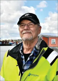  ?? FOTO: ERNST VAN NORDE ?? Driftschef for Grenå og Bønnerup havn, Lars Mohr Christense­n, fortæller om store udfordring­er med herreløse både.