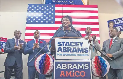  ??  ?? La candidata demócrata a la gubernatur­a de Georgia, Stacey Abrams, habla en el Longshorem­en Union Hall durante un mitin de Get Out The Vote en Savannah, Georgia. De ganar la elección de hoy, se convertirí­a en la primera gobernador­a afroameric­ana de Estados Unidos.