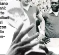  ?? ?? 1975
I New York Cosmos ingaggiano il brasiliano per 3 anni: contratto di 4,5 milioni di dollari Eccolo con Chinaglia e Beckenbaue­r