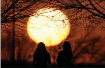  ?? CHARLIE RIEDEL - THE ASSOCIATED PRESS ?? The sunset at a park on an unseasonab­ly warm day Feb. 25 in Kansas City, Mo. A new study says climate change will reduce future global income.