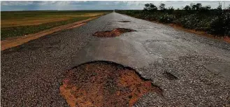  ?? Pedro Ladeira - 29.nov.16/Folhapress ?? Buracos em rodovia em Luís Eduardo Magalhães, na Bahia; estrada é a pior do Brasil