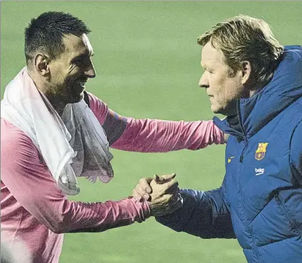  ?? FOTO: SIRVENT ?? Koeman felicita a Messi, autor del gol del empate en Vallecas el día que superó a Samitier en partidos de Copa con el Barça (76)