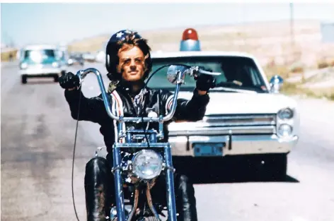  ?? FOTO: DPA ?? 1969 drehte Regisseur Dennis Hopper das Roadmovie „Easy Rider“– mit Peter Fonda in der Rolle des Captain America Wyatt, der mit seinem Freund Billy (Hopper) auf umgebauten Harley-Davidson-Motorräder­n unter anderem eine Hippie-Kommune in Louisiana besucht.