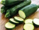  ??  ?? Daytoy ti zuccini (summer squash). Saan a kapamilia daytoy ti pipino (cucumber). Medio pumait ti zucchini.