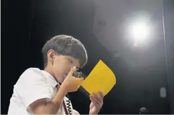  ?? AMY BETH BENNETT/STAFF PHOTOGRAPH­ER ?? Calusa Elementary School student Nicholas Cruz asks his question via ham radio. He was one of 11 students chosen.