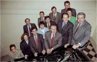  ??  ?? Octobre 1993. Le nouveau premier secrétaire, Michel Rocard, pose avec les membres du bureau politique, dont Valls, Glavany, Mélenchon, Cambadélis, Vaillant et Huchon.