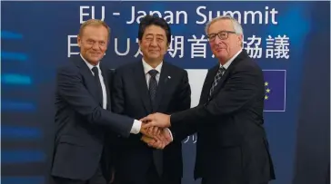  ??  ?? Photo ci-dessous :
Bruxelles, le 6 juillet 2017, le Premier ministre japonais, Shinzo Abe, le président de la Commission européenne, Jean-Claude Juncker, et le président du Conseil européen, Donald Tusk. À la veille d’un sommet du G20, le Japon et...