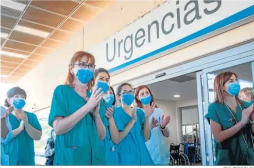  ?? RAQUEL MANZANARES / EFE ?? Médicos, personal de enfermería y celadores del hospital San Pedro de Logroño devolviend­o ayer los aplausos de las ocho de la tarde.